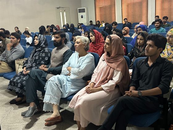 Guests and students seated in the front rows of the seminar hall