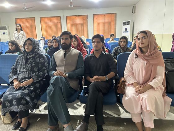 Students listening during the Aspire Leaders Program seminar