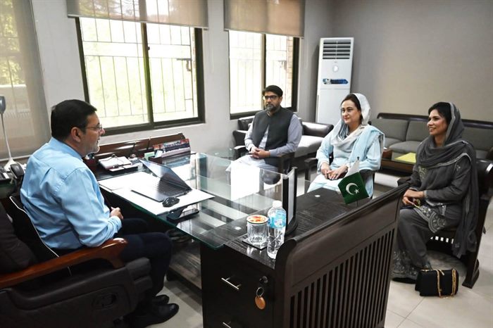 Visitors received at the Director's desk