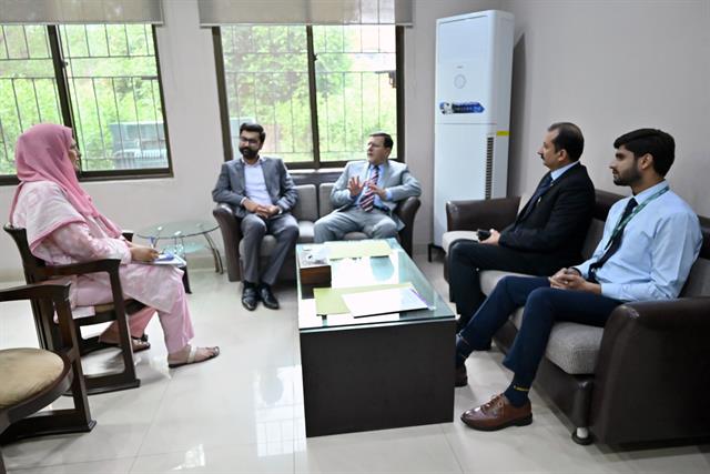 The Director meeting a Head of Department in the department office
