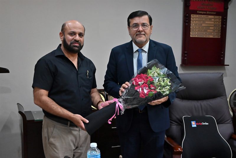 A guest presenting a bouquet to the Director at the Directorate