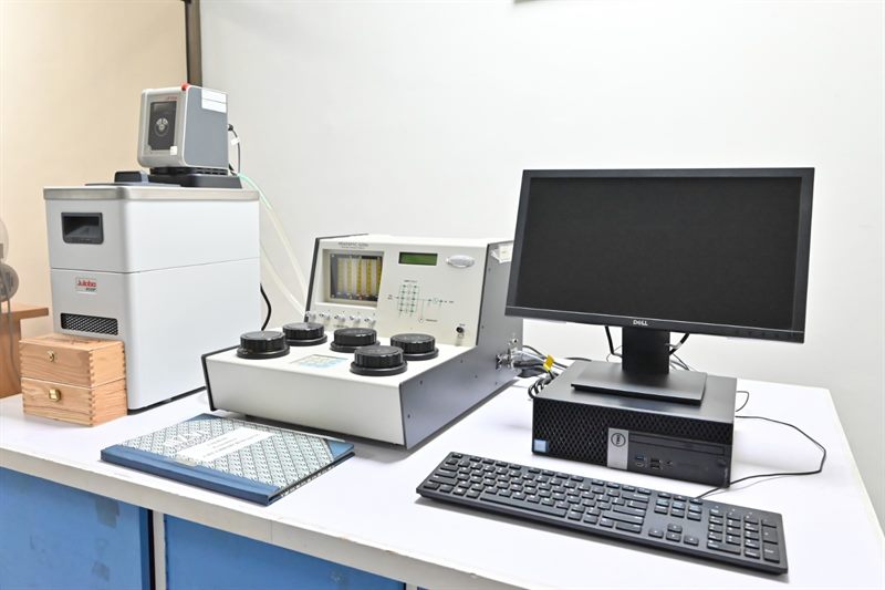 Laboratory instrument with a temperature-controlled bath and workstation at IRCBM
