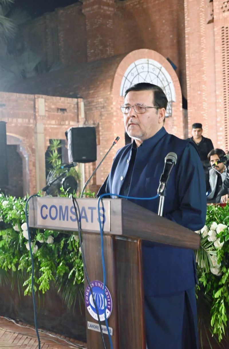 Prof. Dr. Qaisar Abbas speaking at the rostrum