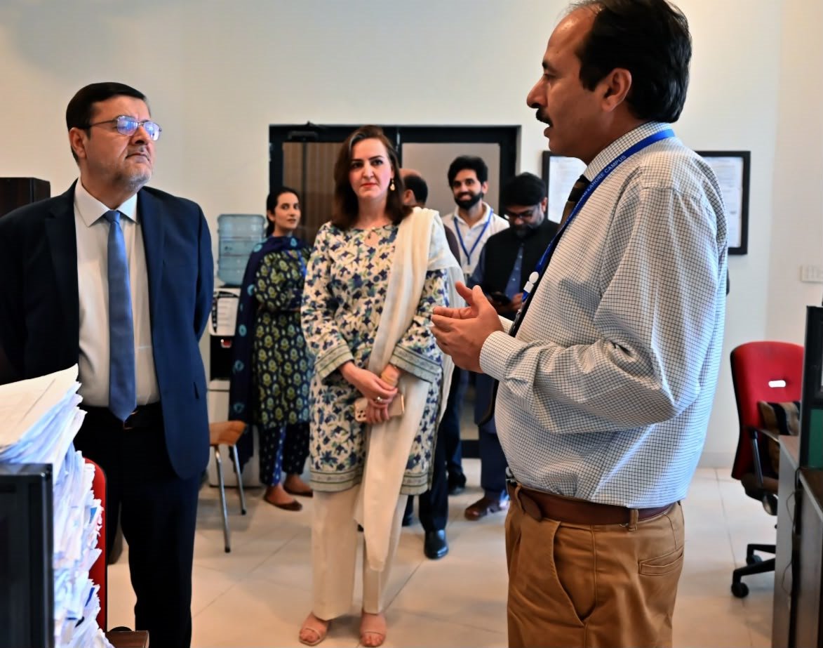 Director Welcomes Visitors and Reviews Student Services