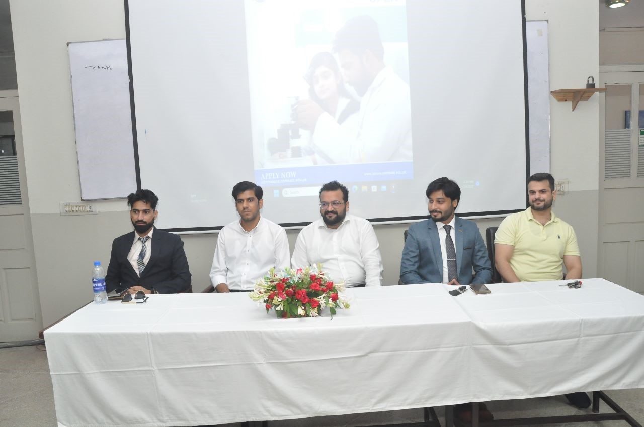 Five Chief Executive Officers from International Software Companies Visited the Department of CS
