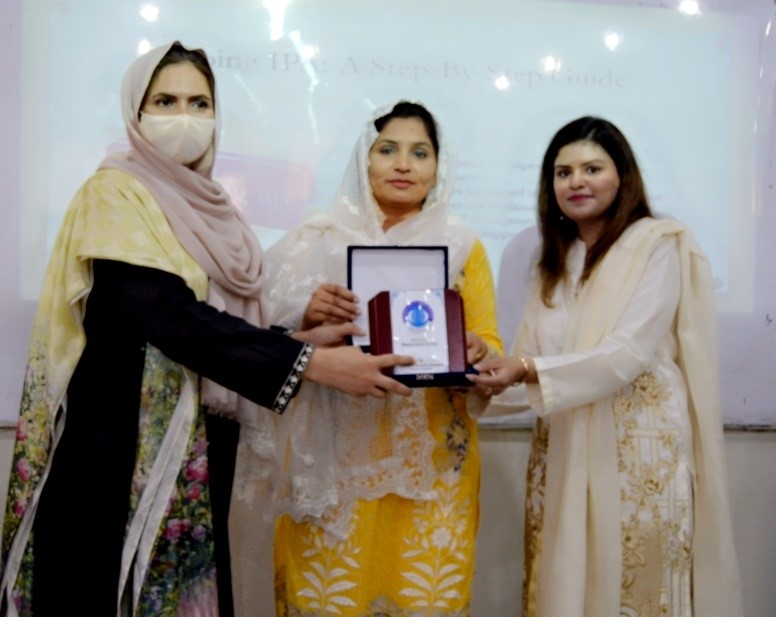Workshop on “Data Collection & Analysis in Qualitative Research”