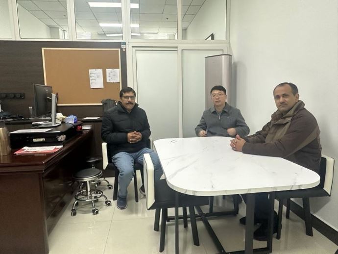 Meeting with researchers at the School of Materials Science and Engineering