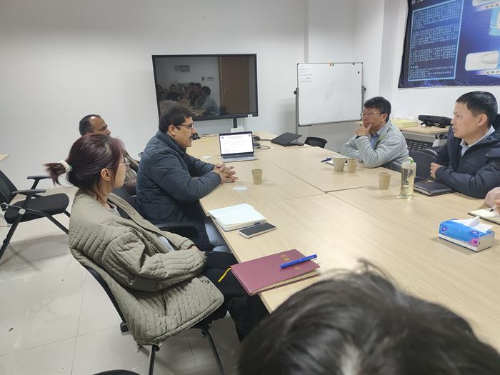 Discussion around the table with host researchers
