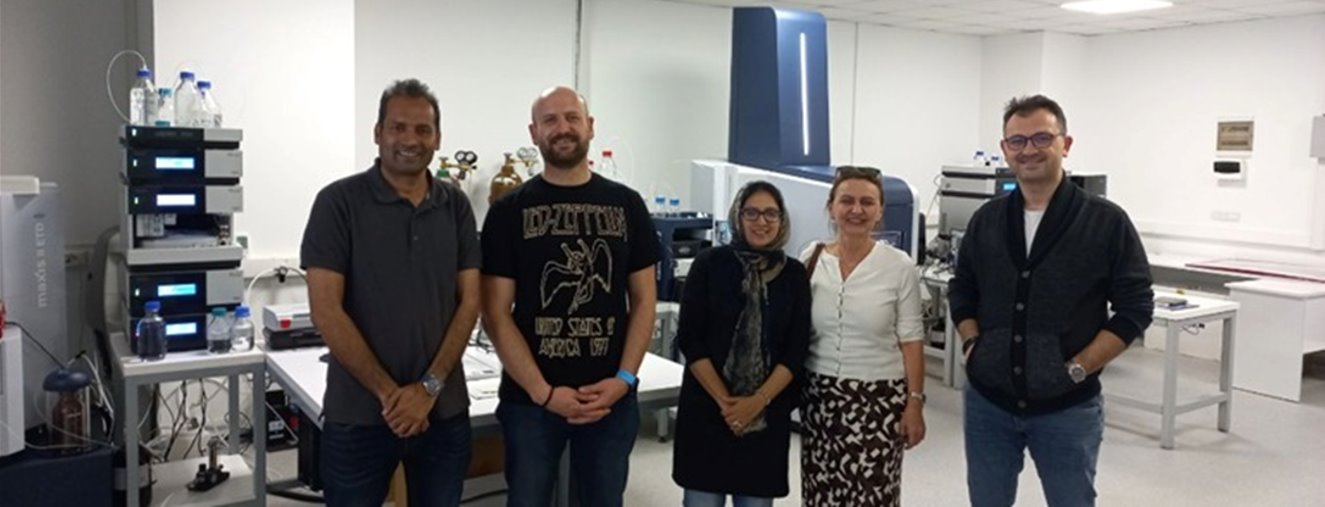 IRCBM and Hacettepe University researchers in the laboratory